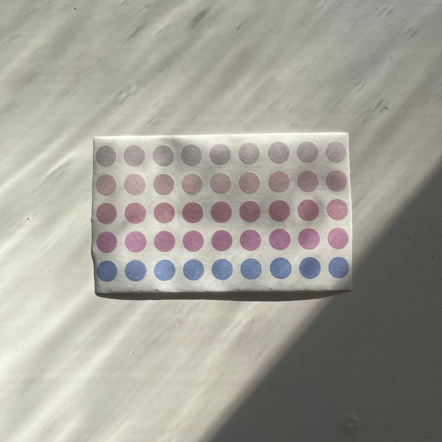 Rollo troquelado de pegatinas circulares de colores pastel